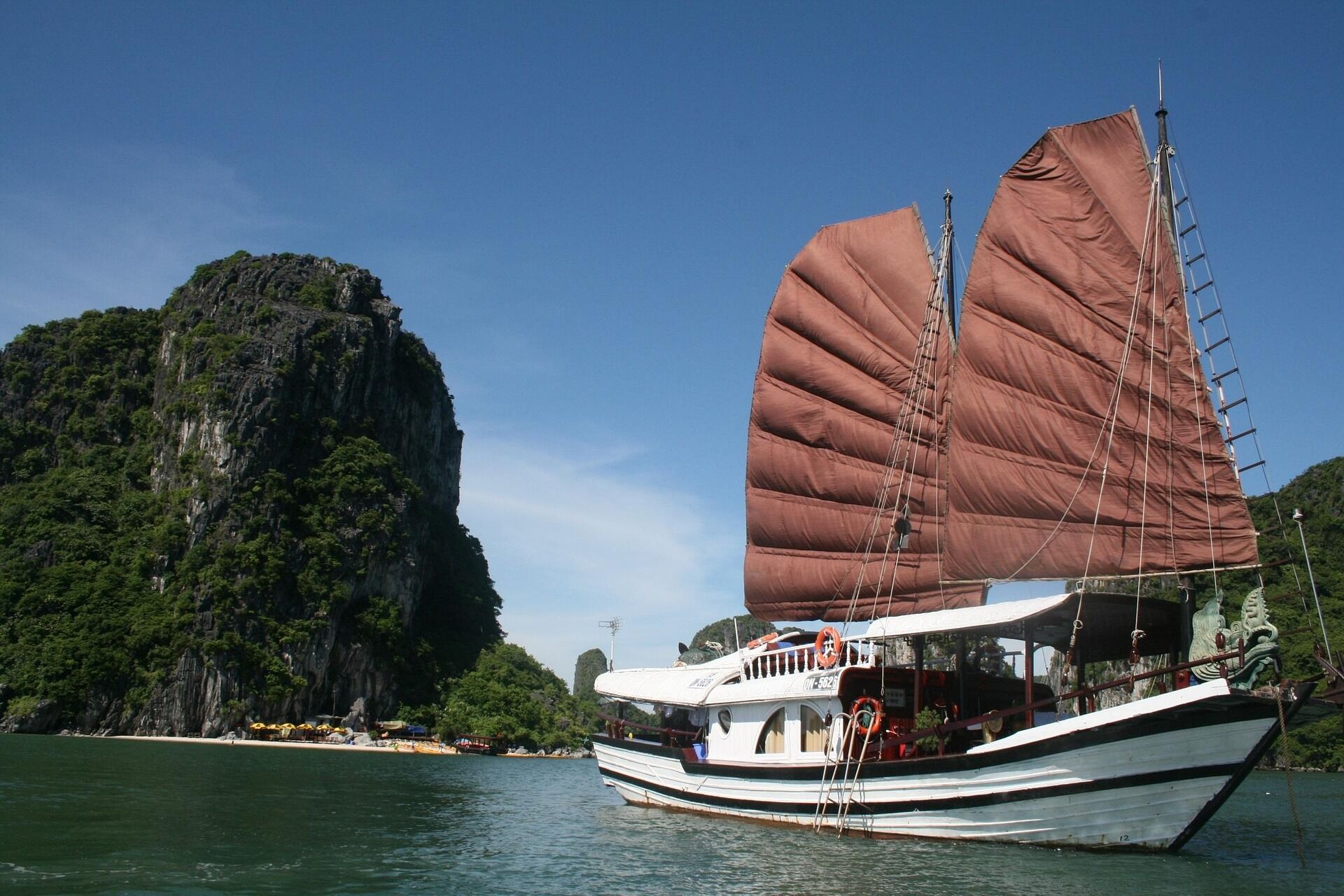 Exclusive boutique cruise in Bai Tu Long